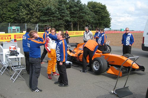 A1 Team Nederland op Silverstone om auto te testen